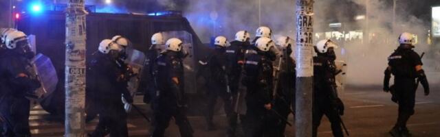 AFP: Sukobi demonstranata i policije u Srbiji petu noć zaredom