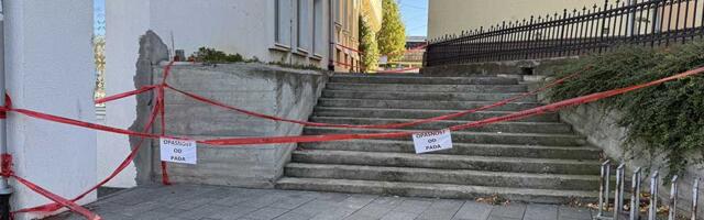 Opasno u centru Zrenjanina: Ograđeno stepenište između DDOR-a i Rimokatoličke crkve