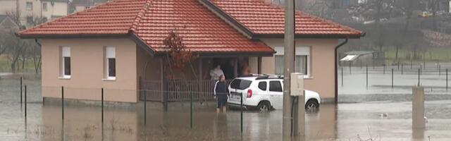 TOTALNI HAOS U CRNOJ GORI ZBOG POPLAVA! Imanja POD VODOM usled nevremena, saobraćaj u kolapsu, izlivaju se REČNI TOKOVI: Upućeno 450 poziva za 24 sata (VIDEO)