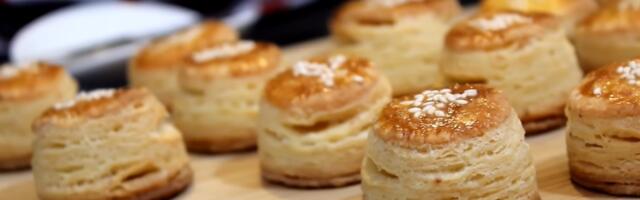 Pogačice sa sirom i slaninom koje nestaju brže nego što se peku: Recept od kog miriše cela kuća