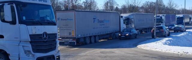 Kamioni blokiraju prilaz Zastavinoj ambulanti: Ugrožena bezbednost pešaka i vozača