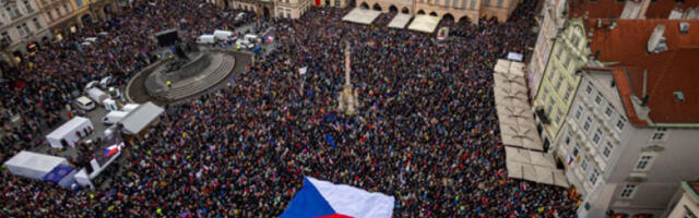 Више десетина хиљада Чеха у знак подршке председнику Петру Павелу
