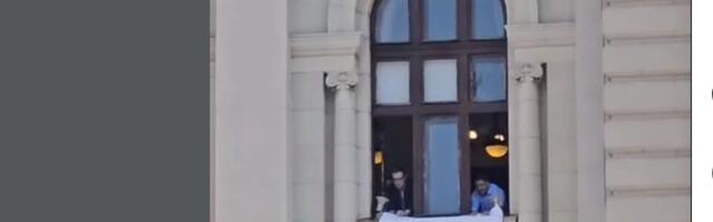 Poslanici DS okačili transparent na zgradi Skupštine „Studenti pobeđuju“ (VIDEO)