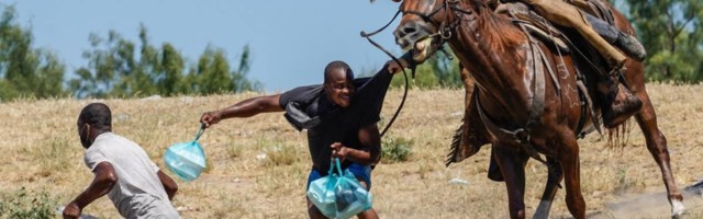 Slike koje pokazuju najstrašniju stranu Amerike - granična policija na konjima i sa bičevima juri migrate
