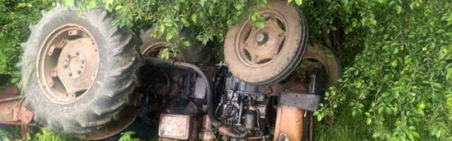TRAKTORISTA POGINUO U PREVRTANJU TRAKTORA! Vozač preminuo na licu mesta, policija utvrđuje uzrok tragedije!