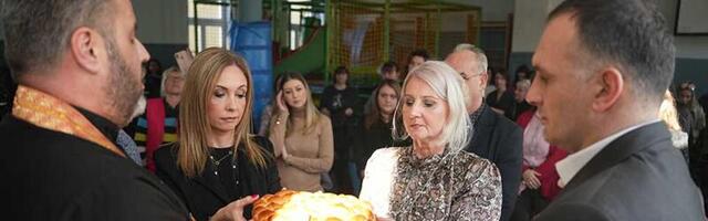 Savindan u školi „9. maj“: Bojana Momčilov preuzela kumstvo od gradonačelnika Salapure