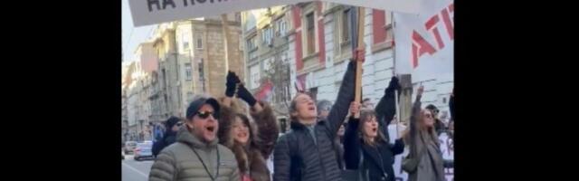 Glumci sačekali studente ispred Ateljea: A tu je i citat iz Radovana trećeg (VIDEO)