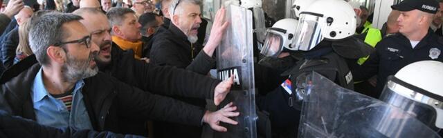LETE JAJA, POLICIJA DEŽURA Lokalne skupštine blizu kolapsa