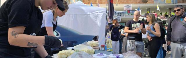 Nekoliko policajaca ispred zgrade RTS-a, radnici imaju zatvoren zbor