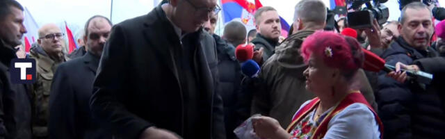 GOSPOĐA U NOŠNJI PRIŠLA VUČIĆU Dala mu je dva poklona, samo jedan je za njega, ALI MU SE POSEBNO OBRADOVAO