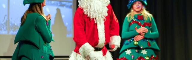 Dečja radost ispod „Dve jelke“ – Niggor kao Deda Mraz obradovao mališane u Teatru humanosti