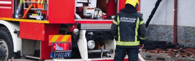 POŽAR NA ČUKARICI! Buktinja se širi - VATROGASCI NA LICU MESTA!