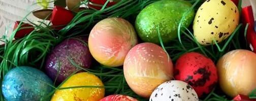 Farbanje jaja bojama za kolače: Dobićete fantastične šare zahvaljujući jednom predmetu koji svi imamo u kuhinji (VIDEO)