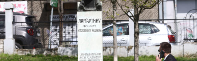 Два спо­мен-обе­леж­ја по­све­ће­на Ла­мар­ти­ну