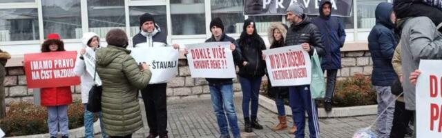 Građani u Novom Pazaru protestovali ispred Gradske uprave