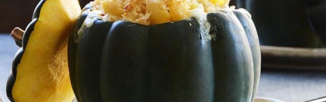Makaroni sa sirom u „posudi“ od okrugle zimske tikvice
