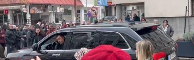 Džipom krenuo na učesnike protesta, pa potegao metalnu palicu (FOTO)