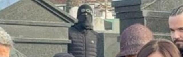 Misteriozni muškarac sav u crnom na Arkanovom pomenu: Prekrio celo lice, sve vreme stajao iza njegovih leđa