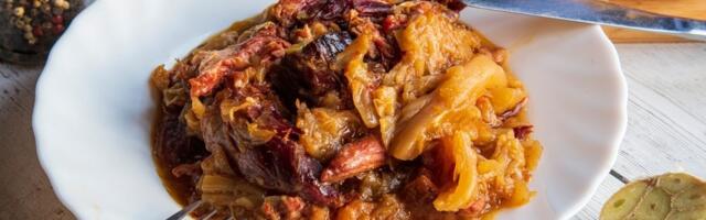 Svadbarski kupus – tradicionalni domaći specijalitet koji se polako krčka do savršenstva