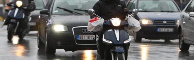 AMSS: Mestimično mokri kolovozi, moguća poledica ujutro i uveče, kamioni čekaju na granicama