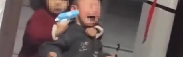 Devojčica sa plastičnim pištoljem uzela brata za "TAOCA", zahteva SAMO JEDNO: Ovo je snimak o kom bruji ceo svet!