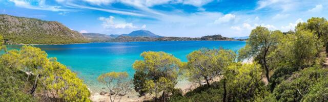 Lutraki,  letovalište koje još nije preplavljeno turistima: More je kristalno čisto, a iz tuševa na plaži teče banjska voda