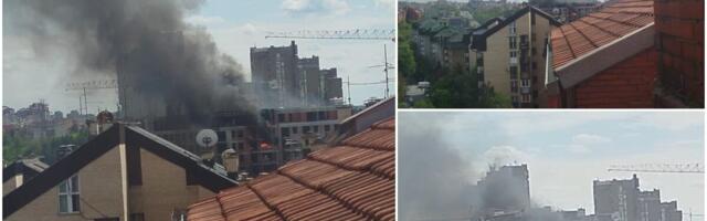 KURIR NA LICU MESTA, GORE POSLEDNJA 3 SPRATA NOVE ZGRADE NA ČUKARIČKOJ PADINI: Izbio veliki požar, dim se nadvio nad taj deo grada (FOTO/VIDEO)