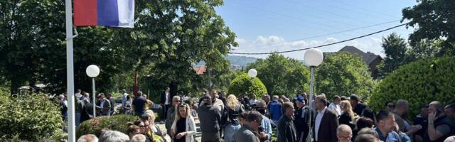 Pristalice studentske liste i SNS-a ispred Narodnog muzeja u Aranđelovcu (VIDEO)