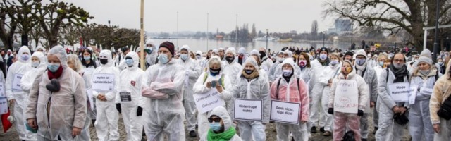 PROTEST PROTIV RESTRIKTIVNIH MERA: Par stotina građana demonstriralo noseći zaštitna odela, policija nadzirala okupljanje!