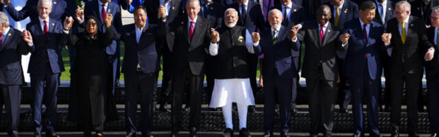 SKANDAL NA SAMITU G20:  Džo Bajden sakriven iza palme dok su lideri pravili zajedničku fotografiju! (FOTO)