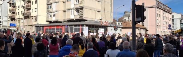Kragujevčani ponovo BLOKIRALI raskrsnicu kod "Uzora" i odali poštu žrtvama novosadske tragedije