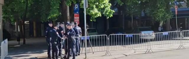 Građani se okupili ispred Skupštine Niša, policija obezbeđuje zgradu Skupštine