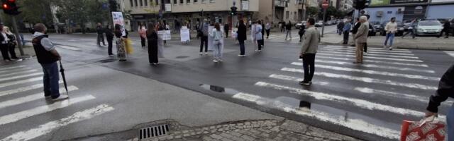 Uprkos kiši, Kragujevčani na raskrsnici kod "Uzora" i danas odali poštu nastradalima u Novom Sadu (FOTO)