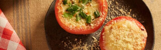 Pečeni paradajz sa sirom: letnji klasik koji se topi u ustima i osvaja sva čula