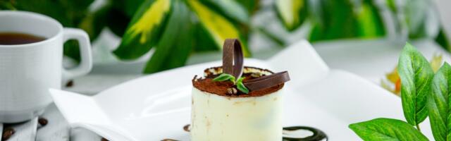 Napravite kremastu panakotu sa pistaći pralinama za samo 10 minuta i očarajte sve svoje goste