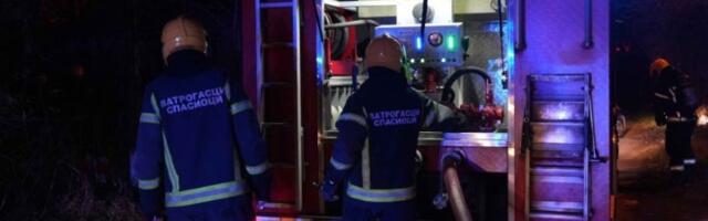 Požar u Višnjičkoj banji: Gori stan u prizemlju (VIDEO)