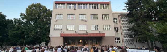 Srednjoškolci i prosvetni radnici poručili u Leskovcu: Nećemo stati i nećemo prestati da pitamo za poginule