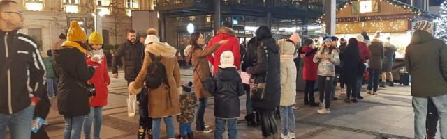 Priča koja topi srce: Nišlija Aleksandar još u maju kupio kostim Deda Mraza, pozvao sve roditelje koji imaju decu i postavio jedan uslov