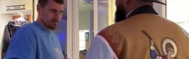Tauns došao sa duksericom sa motivom Svetog Đorđa, Nikola Jokić ostao u šoku: "Pa to je srpska stvar?!"