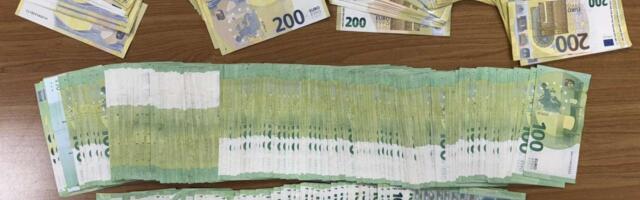 53 hiljade evra i dijamantski nakit: Sprečeno krijumčarenje na carini (FOTO)