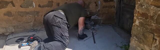 ŠOK U KUĆI NA JUGU SRBIJE Razbio alatom zid, pa se ZAPREPASTIO OD PRIZORA! Nisu ni slutili koliko se dugo sakrivao: "Strašno je za ljude" (VIDEO)