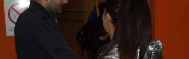 BLJESNULA GOLOTINJA NA SNIMANJU! Zgodnoj pevačici sve vreme ispadale grudi, svima pale vilice! (FOTO)