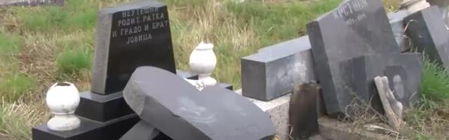 Mitrovske zadušnice u Južnoj Mitrovici! Sve više uništenih spomenika i nadgrobnih ploča na groblju! (VIDEO)