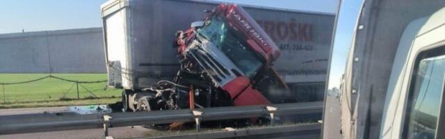 Jeziv sudar dva kamiona na autoputu: Saobraćajna nesreća kod Novih Banovaca (VIDEO /FOTO)