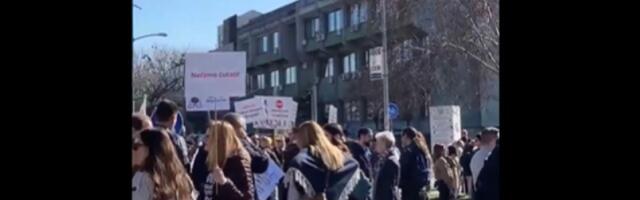 Profesori blokirali raskrsnicu u NS, zahtevaju istragu o zvučnom topu (VIDEO)