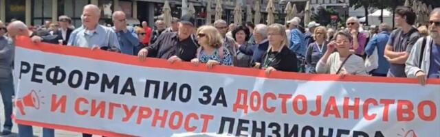Protest penzionera: Podržavaju zahtev za izbore, blokiran saobraćaj (FOTO)