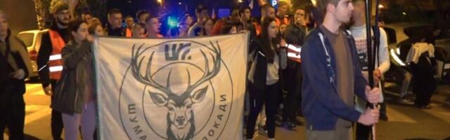 Studenti koji pešače iz Čačka stigli u Kosjerić: Dočekani uz pogaču i so, vatromet i baklje (FOTO)