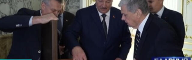 Икона за Трампа, накит за Меланију