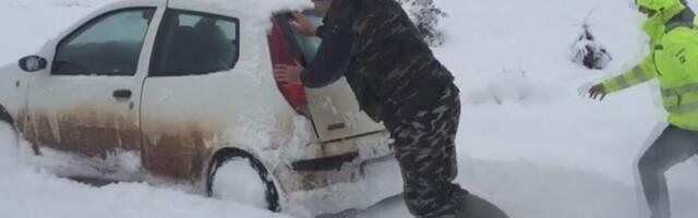 Sneg u srpskom Sibiru skoro pola metra! Mehanizacija ne može na teren od magle! 20 kamiona čeka da KRENE, DRAMA!