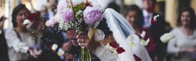 Svadba iz noćne more: Mladići pucali iz auta u pokretu, umalo pregazili pešaka na trgu